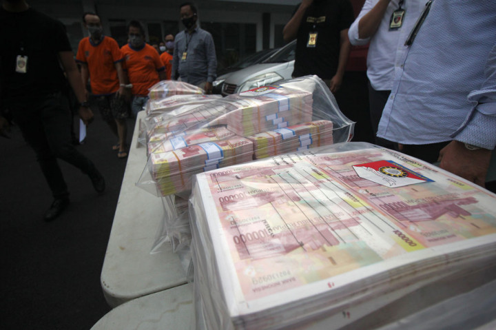 Polrestabes Surabaya menangkap enam tersangka atas kasus dugaan membuat serta mengedarkan uang palsu dan mengamankan barang bukti uang palsu yang sudah terpotong pecahan Rp100.000 sekitar 94.600 lembar (senilai Rp9,4 miliar) serta puluhan bundel uang palsu yang belum terpotong senilai Rp6,6 miliar.