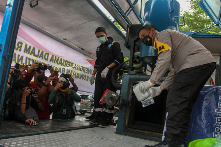 Kapolda Riau Irjen Pol Agung Setya Imam Effendi memusnahkan barang bukti sabu di Lapangan SatBrimobda Riau, di Pekanbaru, Riau, Kamis, 5 November 2020.