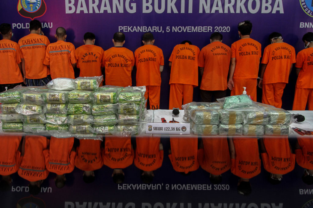 Jajaran Polda Riau bersama BNNP Riau memusnahkan sebanyak 122,38 kg sabu-sabu dan 10.000 pil ekstasi yang merupakan hasil pengungkapan pada Oktober 2020.