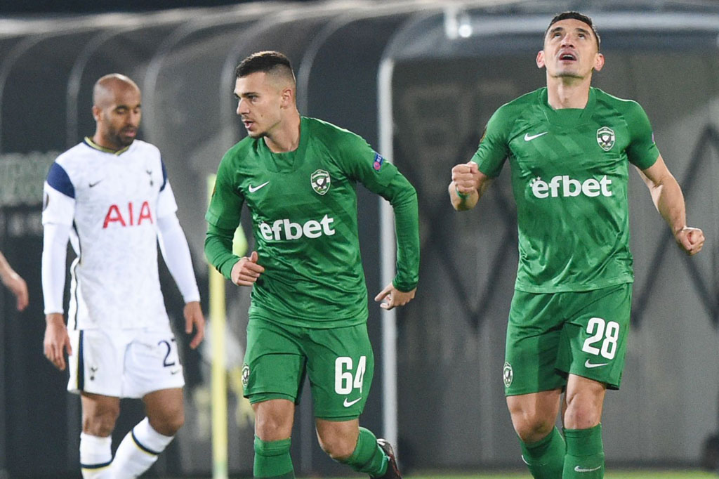 Tuan rumah sempat memperkecil ketertinggalan lewat tembakan voli Claudiu Keseru lima menit selepas jeda.