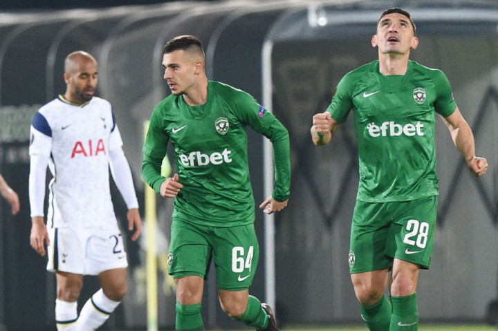 Tuan rumah sempat memperkecil ketertinggalan lewat tembakan voli Claudiu Keseru lima menit selepas jeda.