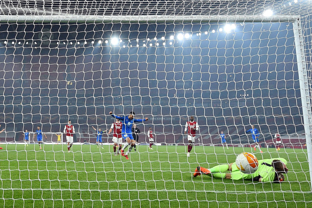 Tim besutan Mikel Arteta itu sempat tertinggal lebih dulu akibat tembakan melengkung Martine Ellingsen pada menit ke-22 yang mampu memperdaya kiper Bernd Leno.