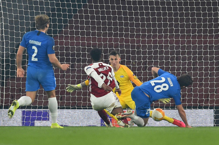 Arsenal baru bisa menyamakan kedudukan di penghujung babak pertama lewat sebuah serangan balik. Umpan tarik Edward Nketiah berusaha dipotong Kristoffer Haugen, justru bola masuk ke gawang sendiri. Skor menjadi 1-1.