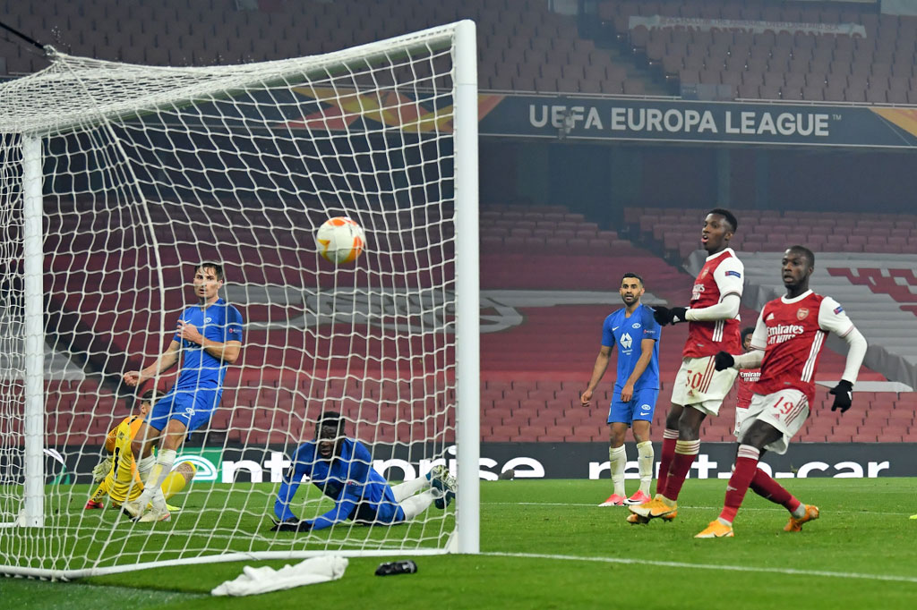 Sempat mengawali babak kedua dengan baik, Molde malah kembali kebobolan akibat gol bunuh diri kedua pada menit ke-62. Umpan tarik Joe Willock salah diantisipasi oleh Sherrif Sinyan dan berbelok masuk ke gawang sendiri.