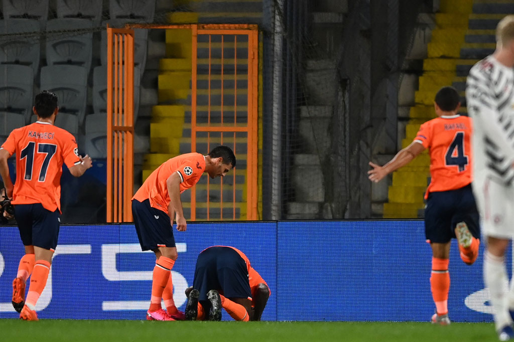Manchester United tersungkur di markas Istanbul Basaksehir dalam laga putaran ketiga Grup H di Stadion Basaksehir Fatih Terim, Istanbul, Turki, Kamis, 5 November 2020 dini hari WIB. Setan Merah menelan kekalahan 1-2 dari tim debutan Liga Champions tersebut.

Dua gol yang dicetak Demba Ba dan Edin Visca untuk tuan tumah hanya bisa dibalas sekali lewat sundulan Anthony Martial.