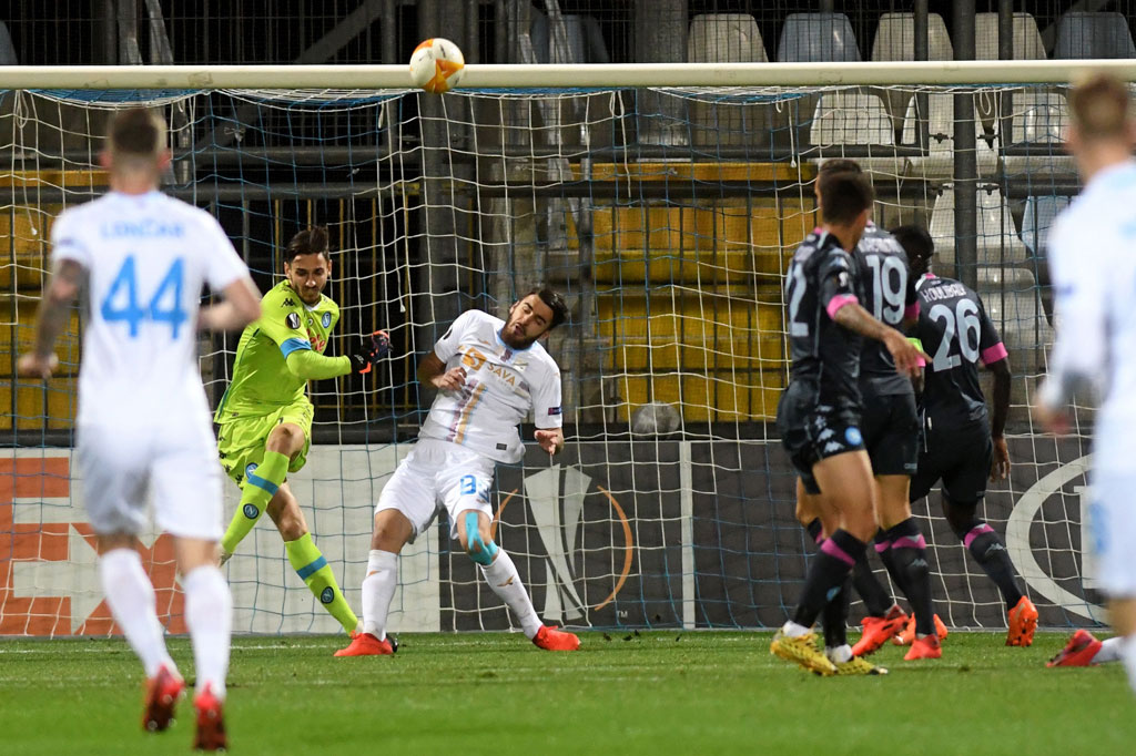 Pada menit ke-25 tuan rumah berpeluang menggandakan keunggulan. Sayang sepakan keras Sandro Kulenovic masih berhasil digagalkan kiper Il Partenopei, Alex Merett.