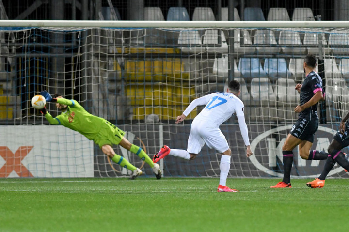 Merett juga melakukan aksi gemilang dengan menggagalkan peluang yang didapat Luk Menola.