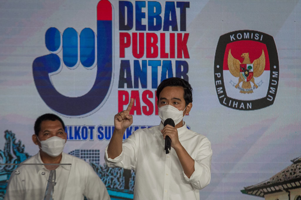 Calon Wali Kota Solo nomor urut satu Gibran Rakabuming Raka (kanan) menyampaikan visi misi saat Debat Terbuka Pilihan Wali Kota dan Wakil Wali Kota Solo di Solo, Jawa Tengah, Jumat, 6 November 2020.