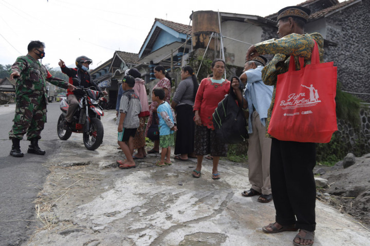 Personel TNI mengarahkan warga untuk menuju tempat pengungsian di kawasan lereng Gunung Merapi di Desa Krinjing, Dukun, Magelang, Jawa Tengah, Jumat, 6 November 2020.