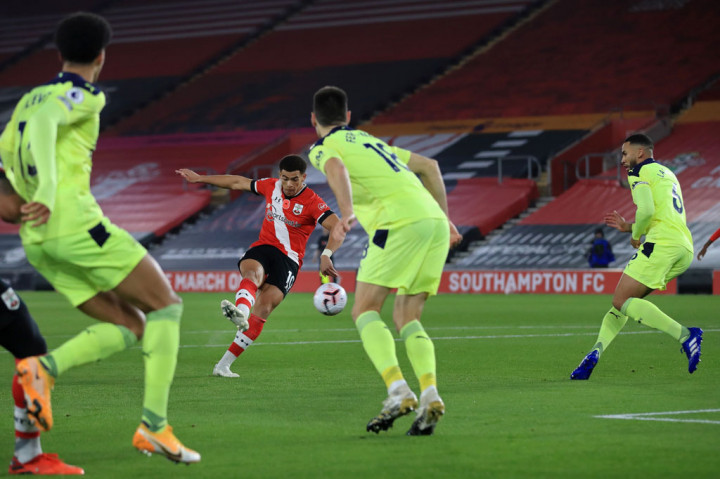 Sejak awal laga tim besutan Ralph Hasenhuettl langsung menekan tamunya dan membuka keunggulan saat laga baru berjalan tujuh menit. Gol dicetak oleh Che Adams menyelesaikan umpan matang Theo Walcott.