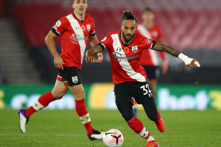 Tiga menit jelang turun minum, Walcott hampir menggandakan keunggulan untuk Southampton, tetapi tembakan melengkungnya masih melayang di sisi kanan gawang.