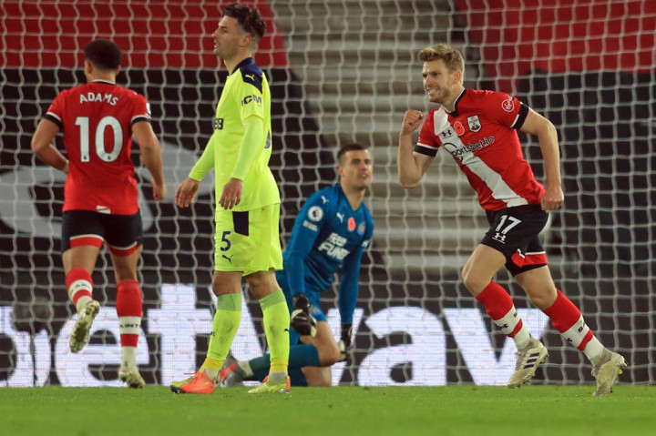 Stuart Armstrong melakukan selebrasi usai menjebol gawang Newcastle United.