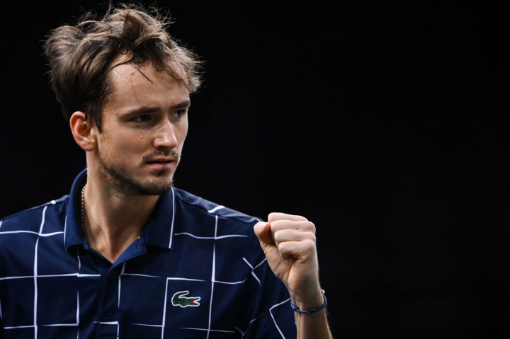 Unggulan ketiga Daniil Medvedev melakukan selebrasi usai memastikan diri melaju ke babak semifinal Paris Masters, Jumat, 6 November 2020 waktu setempat. 