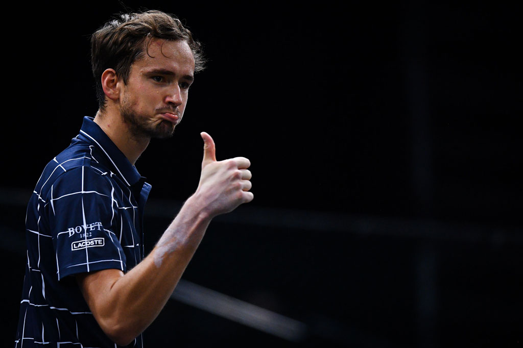 Medvedev akan bertemu dengan unggulan 10 Milos Raonic setelah menyingkirkan petenis Argentina Diego Schwartzman 6-3, 6-1 dalam waktu 63 menit.