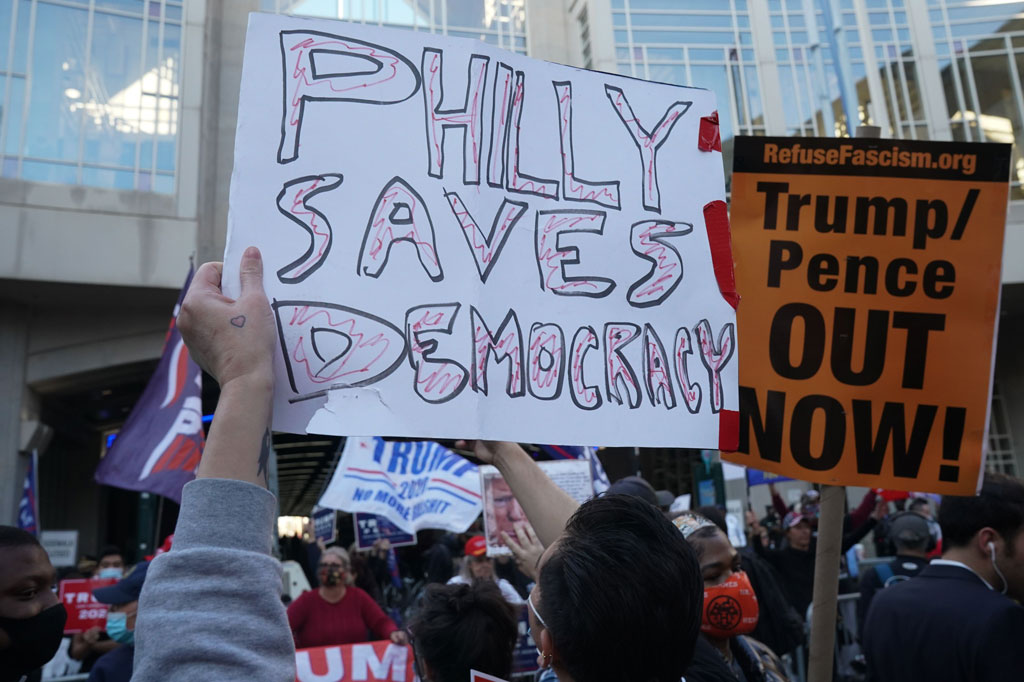Pendukung Joe Biden menari-nari di jalanan saat penghitungan suara di Philadelphia menunjukkan mantan Wakil Presiden dari Partai Demokrat itu kemungkinan besar dinyatakan sebagai pemenang pemilihan presiden AS.