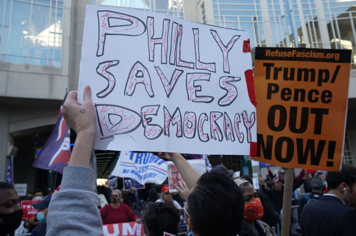 Pendukung Joe Biden menari-nari di jalanan saat penghitungan suara di Philadelphia menunjukkan mantan Wakil Presiden dari Partai Demokrat itu kemungkinan besar dinyatakan sebagai pemenang pemilihan presiden AS.