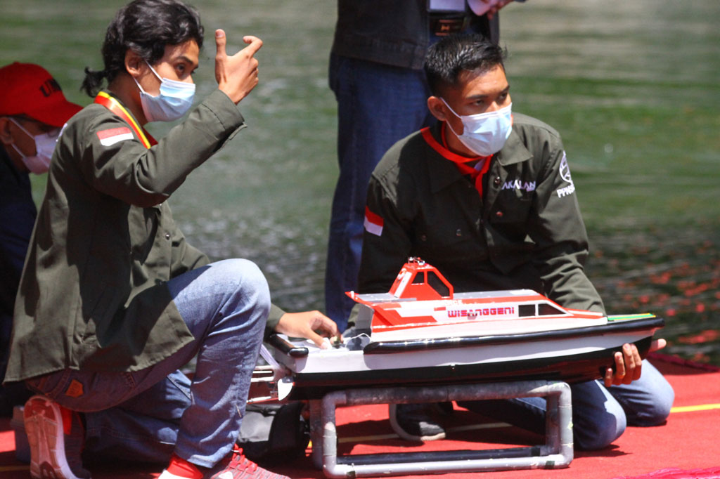 Peserta berusaha melakukan manuver dengan prototipe kapal penyelamat rakitannya dalam Kontes Nasional Kapal Cepat Tak Berawak di Universitas Muhammadiyah Malang (UMM), Jawa Timur, Sabtu, 7 November 2020. 