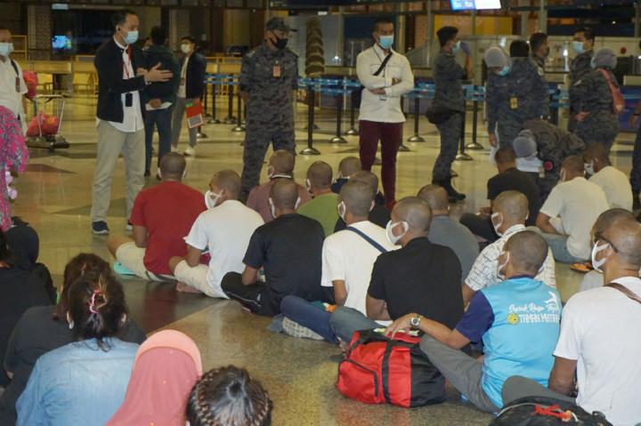 Koordinator Fungsi Konsuler KBRI Kuala Lumpur Rijal Al Huda (dua dari kiri) memberikan pengarahan kepada Warga Negara Indonesia (WNI) yang hendak dideportasi ke Surabaya dari Kuala Lumpur International Airport (KLIA), Sabtu, 7 November 2020. 