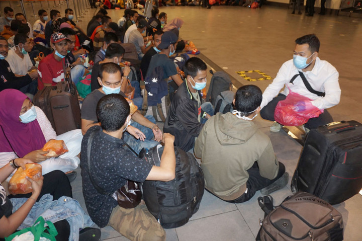 Sebanyak 502 WNI dari tiga Depot Tahanan Imigrasi dan shelter KBRI Kuala Lumpur dideportasi dari Bandara KLIA dan KLIA 2 dengan tujuan Jakarta, Surabaya, dan Medan. 