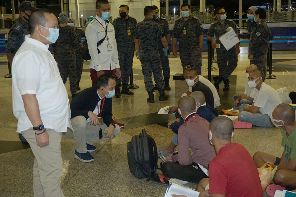 Turut hadir mengawal pemulangan Wakil Dubes RI di Kuala Lumpur Agung Cahaya Sumirat, Koordinator Fungsi Konsuler KBRI Kuala Lumpur Rijal Al Huda, Atase Imigrasi Mulkan Lekat, Atase Polri Kombes Hery Dwiharto, dan sejumlah home staf serta lokal staf.