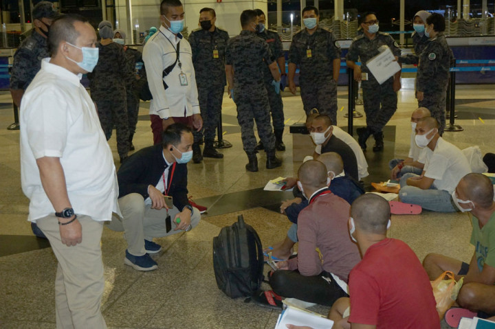 Turut hadir mengawal pemulangan Wakil Dubes RI di Kuala Lumpur Agung Cahaya Sumirat, Koordinator Fungsi Konsuler KBRI Kuala Lumpur Rijal Al Huda, Atase Imigrasi Mulkan Lekat, Atase Polri Kombes Hery Dwiharto, dan sejumlah home staf serta lokal staf.