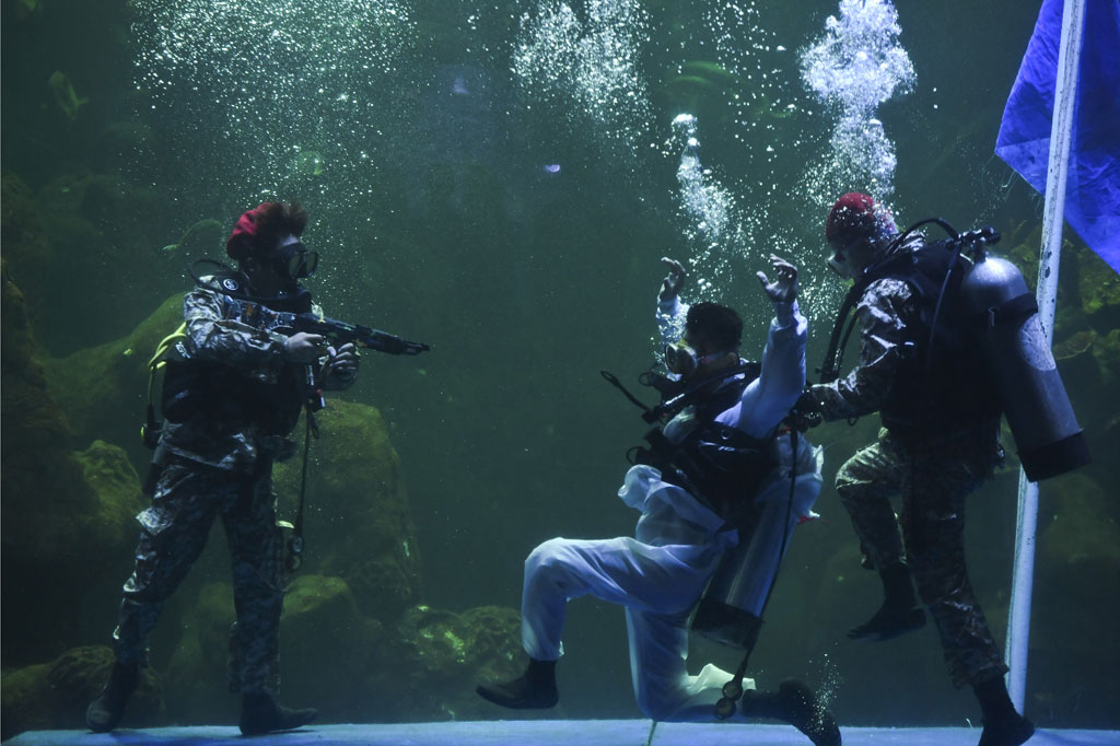 Penyelam mementaskan drama teatrikal yang bertajuk 'Semangat Perjuangan' di akuarium utama Sea World, Ancol, Jakarta, Sabtu, 7 November 2020.