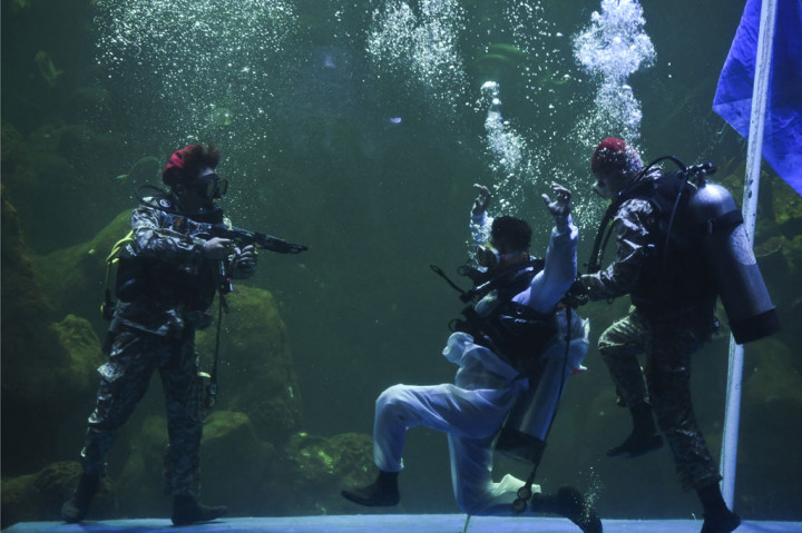 Penyelam mementaskan drama teatrikal yang bertajuk 'Semangat Perjuangan' di akuarium utama Sea World, Ancol, Jakarta, Sabtu, 7 November 2020.