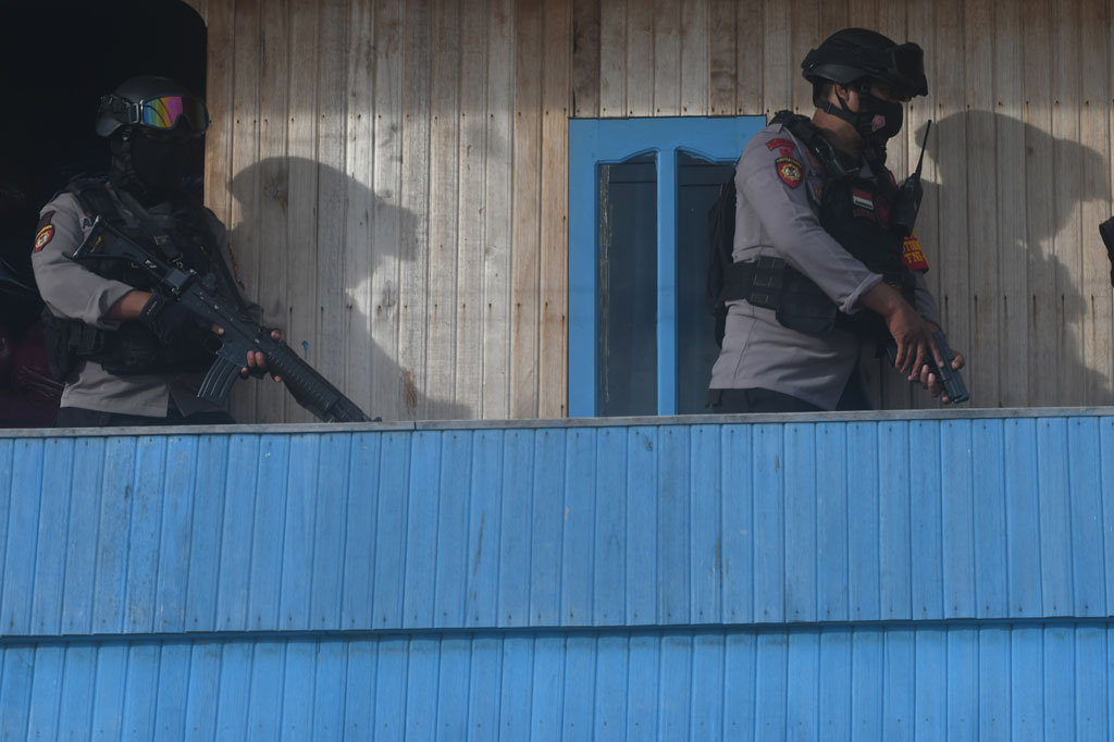 Polisi memeriksa rumah warga yang berada di sekitar lokasi pengejaran terduga teroris di Kelurahan Mamboro, Palu Utara, Sulawesi Tengah, Sabtu, 7 November 2020.