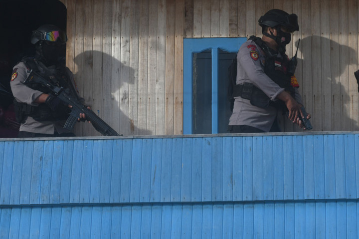 Polisi memeriksa rumah warga yang berada di sekitar lokasi pengejaran terduga teroris di Kelurahan Mamboro, Palu Utara, Sulawesi Tengah, Sabtu, 7 November 2020.
