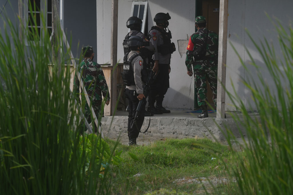 Aparat gabungan yang terdiri dari Detasemen Khusus (Densus) 88 Antiteror Polri, Brimob Polri, dan TNI melakukan pengejaran terhadap seorang pria yang diduga  anggota kelompok teroris dan masuk dalam daftar pencarian orang (DPO) Poso, Sabtu, 7 November 2020.