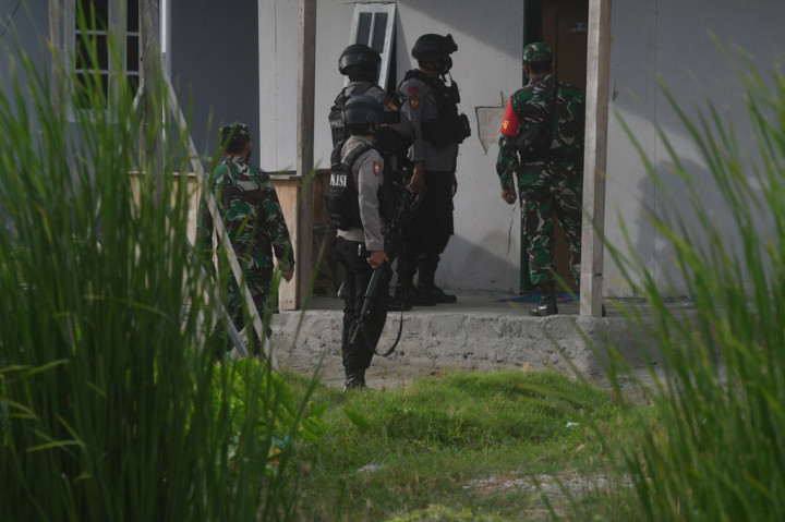 Aparat gabungan yang terdiri dari Detasemen Khusus (Densus) 88 Antiteror Polri, Brimob Polri, dan TNI melakukan pengejaran terhadap seorang pria yang diduga  anggota kelompok teroris dan masuk dalam daftar pencarian orang (DPO) Poso, Sabtu, 7 November 2020.
