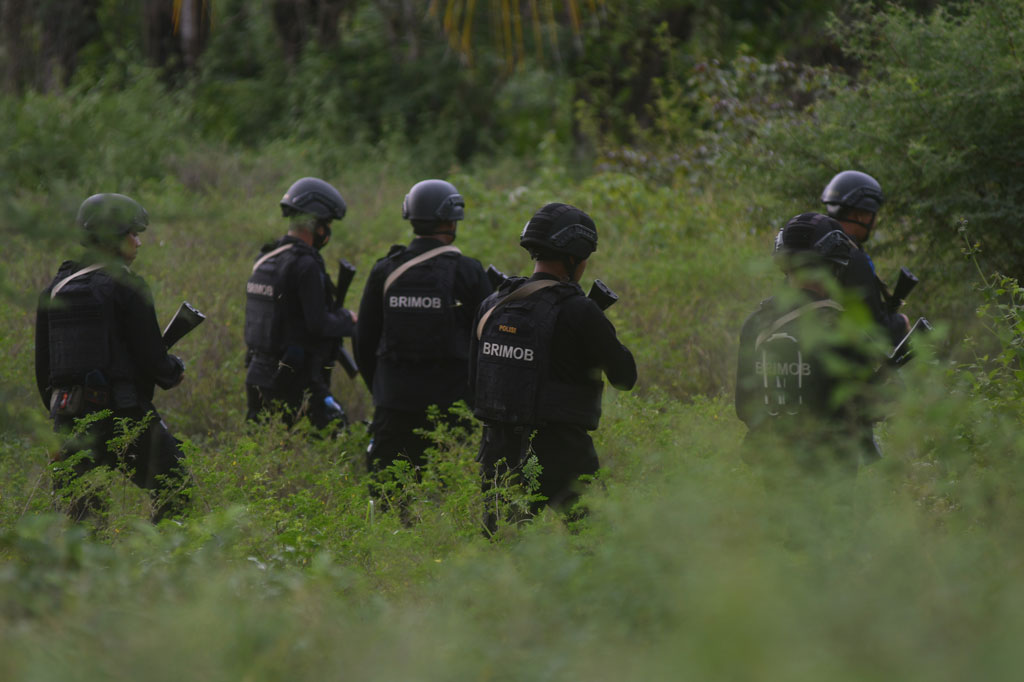 Sejak pagi petugas memburu terduga teroris yang bersembunyi di sekitar wilayah Kelurahan Mamboro, Palu Utara, Sulawesi Tengah tersebut.
