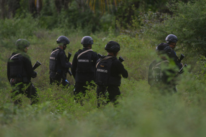 Sejak pagi petugas memburu terduga teroris yang bersembunyi di sekitar wilayah Kelurahan Mamboro, Palu Utara, Sulawesi Tengah tersebut.