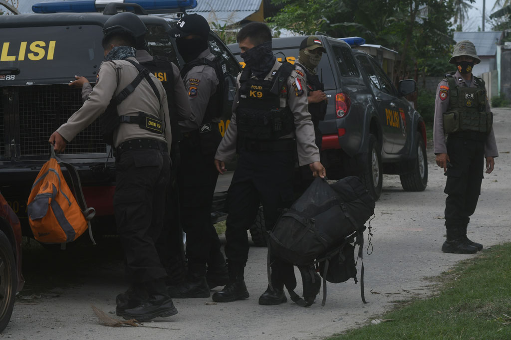 Hingga pukul 17.30 WITA petugas masih melakukan penyisiran di beberapa titik yang diduga menjadi tempat persembunyian terduga teroris tersebut.
