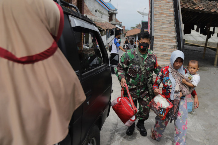 Sebagian warga di beberapa desa di sekitar kawasan Gunung Merapi di wilayah Kabupaten Magelang, Jawa Tengah, mulai mengungsi pada Jumat, 6 November 2020. 
