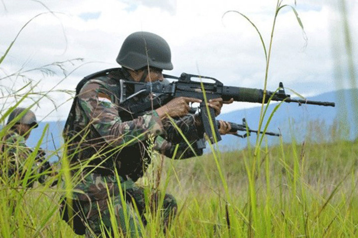 Personel Satgas Yonif Raider 400/BR yang sedang patroli untuk menjamin keamanan warga masyarakat, ditembaki kelompok kriminal bersenjata (KKB) pada Jumat, 6 November 2020.