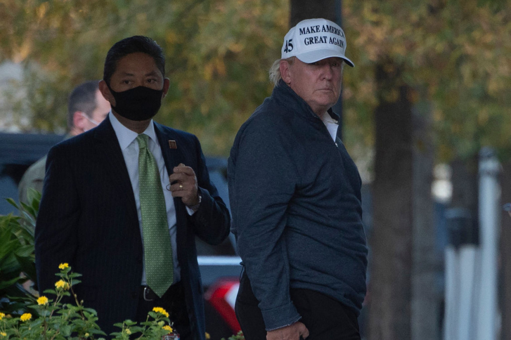 Dari foto yang diambil wartawan, Trump tiba di Gedung Putih dengan mengenakan jaket berwarna abu-abu dan topi putih bertuliskan 'Make America Great Again'.