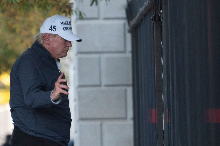 Raut wajah Trump nampak muram saat melangkah memasuki Gedung Putih. Dia dikawal sejumlah agen Secret Service saat memasuki Gedung Putih.