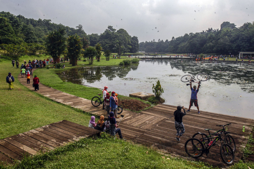 Sejumlah warga memadati Danau Ecology Park (Ecopark) yang berada di kawasan Cibinong Science Center (CSC) atau Lembaga Ilmu Pengetahuan Indonesia (LIPI), Kebun Raya Cibinong, Kabupaten Bogor, Jawa Barat.
