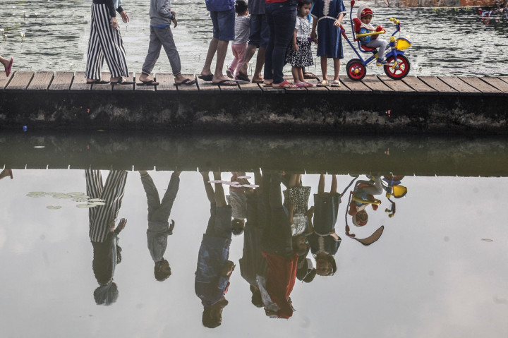 Sejumlah warga menikmati keindahan Danau Ecology Park (Ecopark) yang berada di kawasan Cibinong Science Center (CSC) atau Lembaga Ilmu Pengetahuan Indonesia (LIPI), Kebun Raya Cibinong, Kabupaten Bogor, Jawa Barat.
