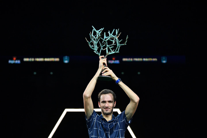 Unggulan ketiga Daniil Medvedev merebut gelar juara turnamen Paris Masters untuk pertama kalinya, Senin, 9 November 2020 dini hari WIB. Petenis Rusia tersebut mengangkat trofi usai mengalahkan petenis Jerman Alexander Zverev.