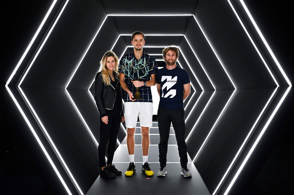 Medvedev mengalami musim yang naik-turun, tetapi dalam kondisi terbaiknya minggu ini di Paris, ia melanjutkan rekornya yang luar biasa di lapangan keras dan semua gelar ATP-nya ia raih di jenis lapangan tersebut.