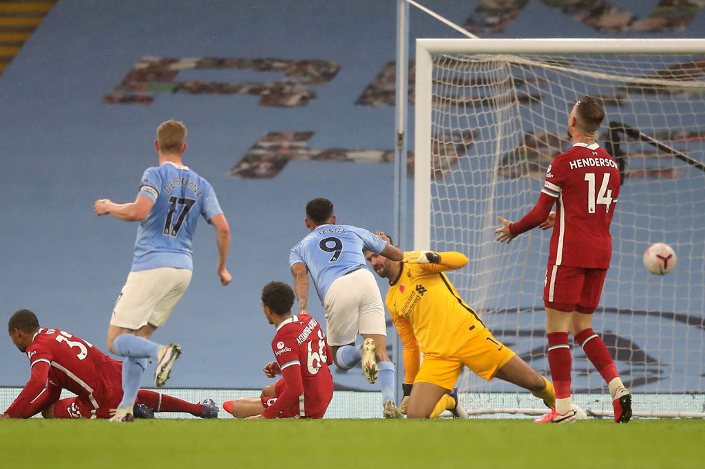 City perlahan mulai bangkit dan sukses menyamakan kedudukan melalui gol Gabriel Jesus, yang lebih dulu memperdaya Trent Alexander-Arnold untuk menceploskan bola yang tak bisa diantisipasi kiper Alisson Becker pada menit ke-31.