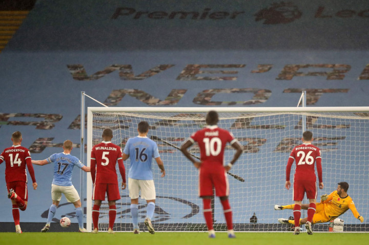 Pada menit ke-41, City mendapat kesempatan emas untuk membalikkan keadaan ketika Joe Gomez kedapatan 'handball' di dalam area terlarang atas umpan silang Kevin De Bruyne. Namun, Pemain Terbaik Liga Premier 2019/20 itu gagal menunaikan tugasnya dengan baik.