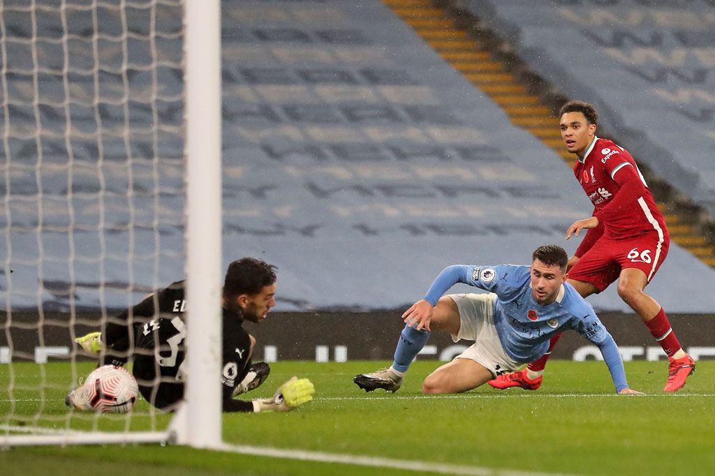 Semenit jelang babak pertama usai Alexander-Arnold lolos dari kawalan untuk mengejar umpan Salah, tetapi tembakannya bisa dimentahkan oleh Ederson dan bola liar berhasil diamankan kiper Brasil itu sebelum diterkam oleh Jota.