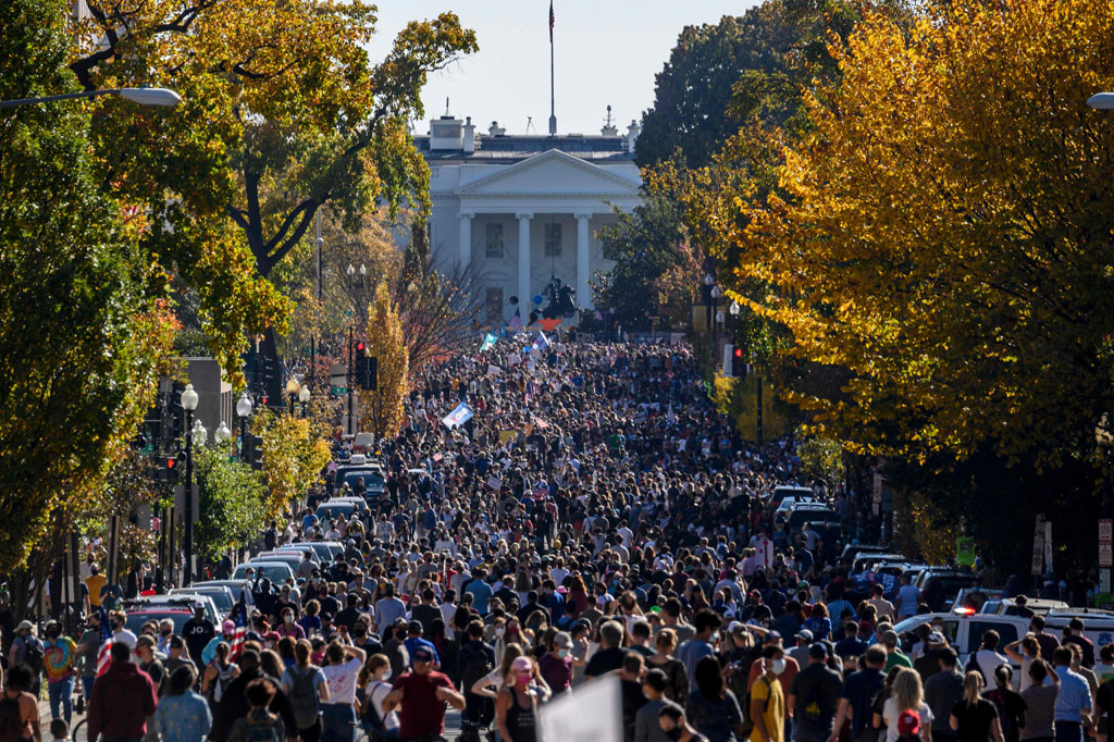 Ribuan pendukung Joe Biden turun ke jalan-jalan di berbagai wilayah di Amerika Serikat untuk merayakan keberhasilan kandidat Partai Demokrat tersebut yang memenangkan Pemilihan Presiden AS, Sabtu, 7 November 2020.