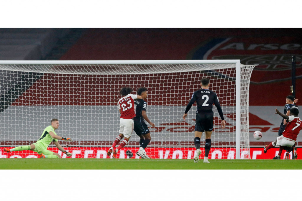 Gol buat Aston Villa kembali hadir pada menit ke-25. Kerja sama Jack Grealish, Ross Barkley, dan Matt Target berujung pada umpan silang mendatar yang dilepaskan ke depan muka gawang. Upaya Bukayo Saka malah berakhir buruk lantaran ia malah membuat bola masuk ke gawang. AFP Photo/Alastair Grant
