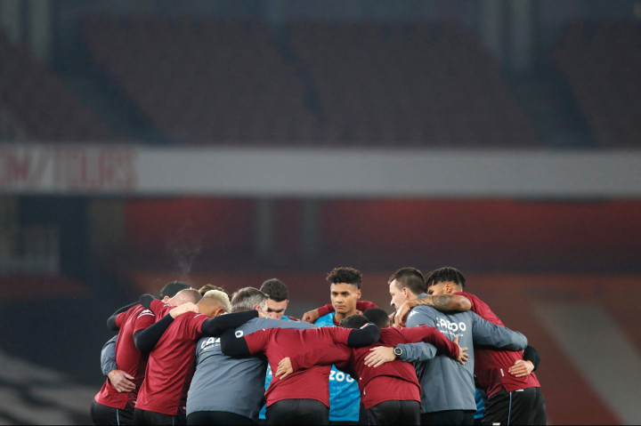 Villa dengan tambahan tiga poin naik ke posisi keenam dengan 15 poin dari tujuh laga, sekaligus menyudahi puasa kemenangan di dua partai terakhirnya. Sementara, Arsenal tertahan di posisi ke-11 dengan 12 poin dari delapan laga. AFP Photo/Alastair Grant 