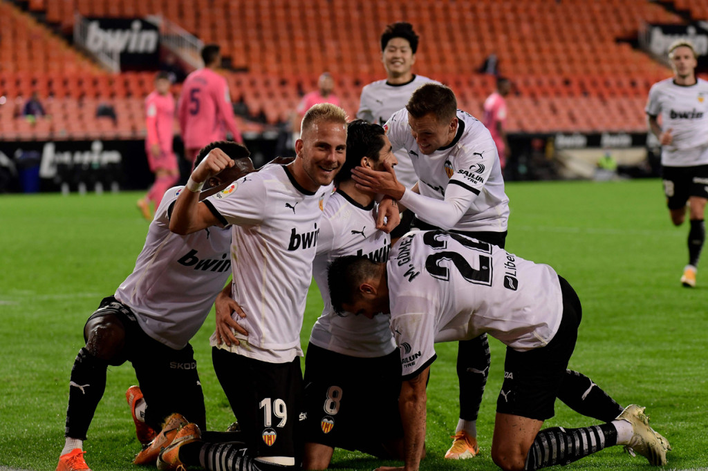 Carlos Soler bersama tim melakukan selebrasi usai mencetak gol ke gawang Madrid.