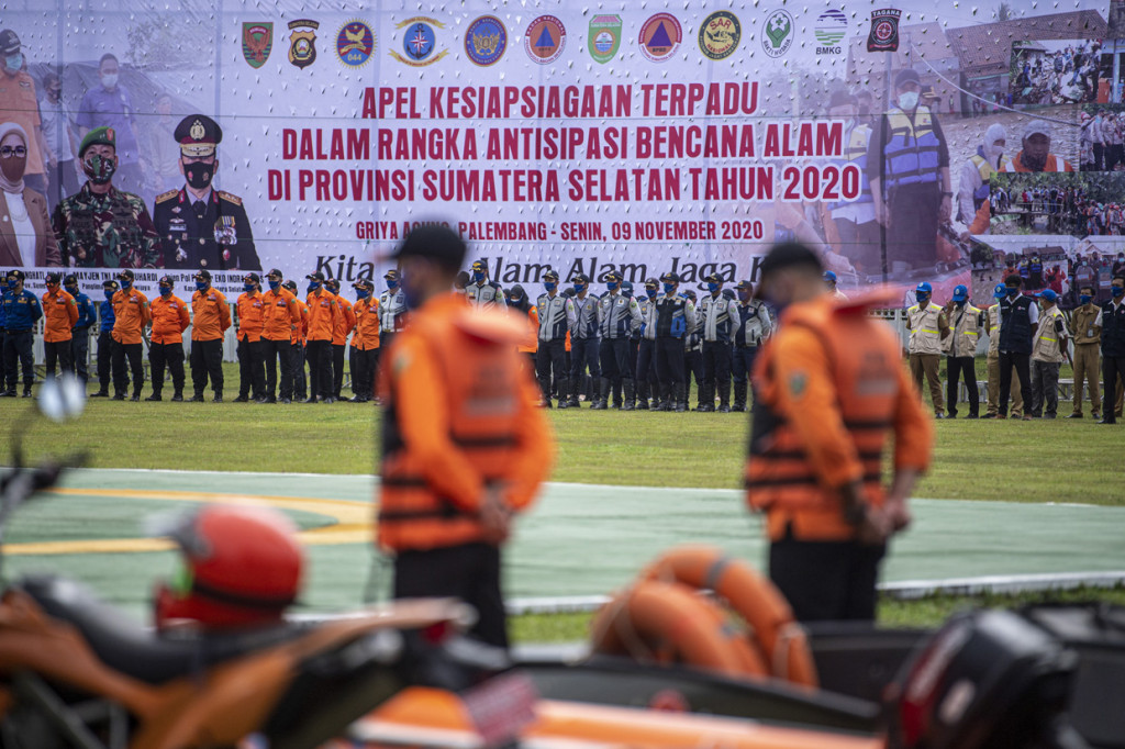 Personel gabungan TNI, Polri, BPBD Provinsi Sumsel, Manggala Agni, Sat Pol PP dan Relawan mengikuti apel Kesiapsiagaan Antisipasi Bencana Alam di Lapangan Griya Agung Palembang, Sumatera Selatan.